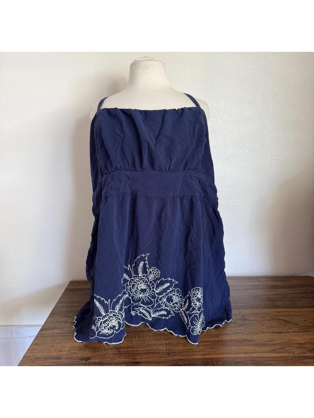 Torrid Navy Blue Tank with White Floral Embroidery Size 4